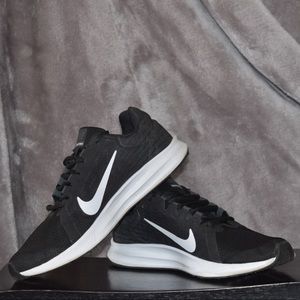 Nike Downshifter 8 in Black